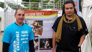 Des sportifs de haut niveau portent le drapeau « Courir Ensemble » pour soutenir Handicap International. Ici, Damien Seguin et Ryadh Sallem.