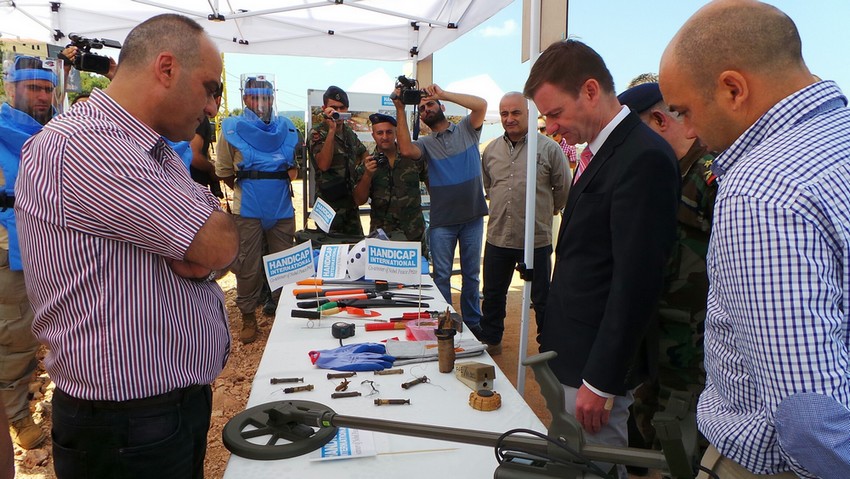 Remise de terres déminées aux villageois de Deir Billa au Liban par Handicap International, lors d'une cérémonie officielle en présence de l'ambassadeur américain © Handicap International