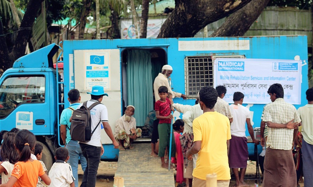 Au Bangladesh, Handicap International a affrêté un van équipé et 7 équipes mobiles circulant parmi les réfugiés pour dispenser des soins de rédapatation et psychologiques, et informer sur les services existants © R. Dejito / Handicap International