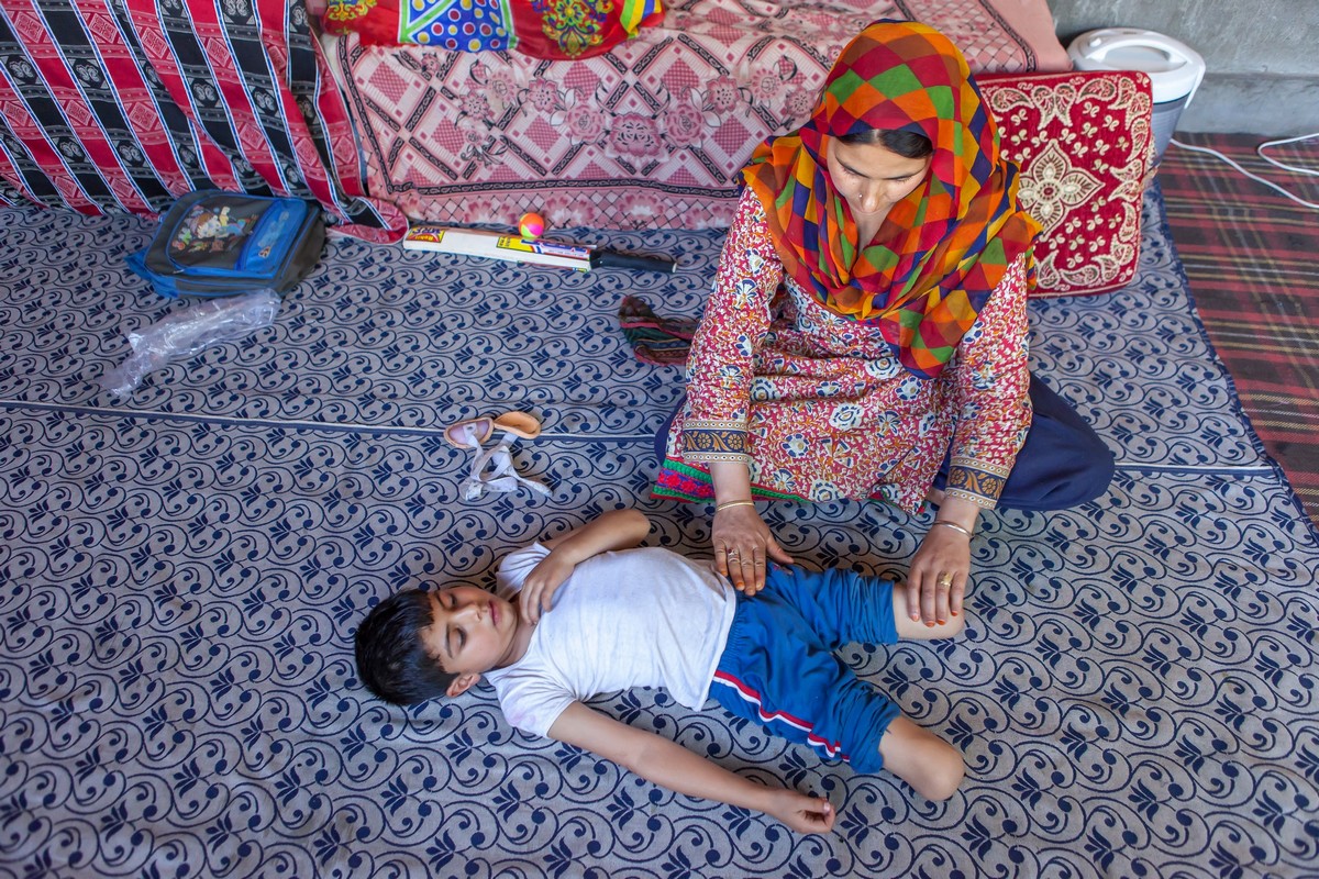 Fayaz, 5 ans, mutilé à l'âge de 3 ans par un reste explosif de guerre. Combien d'autres encore ? © L. Veuve / Handicap International
