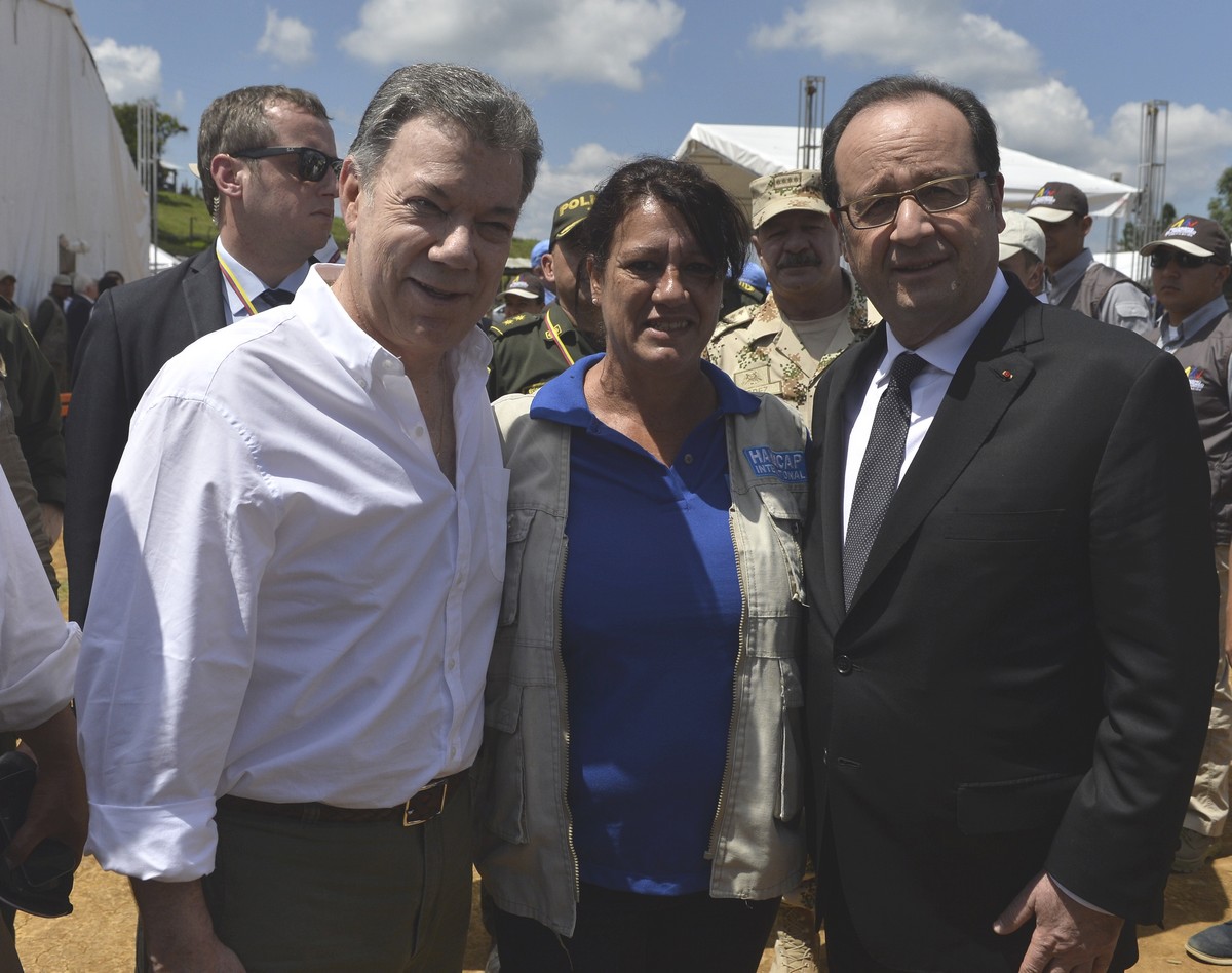 Irene Manterola, Directrice de Handicap International en Colombie, entourée des présidents colombien Juan Manuel Santos et français François Hollande © Presidencia de la Republica Colombia