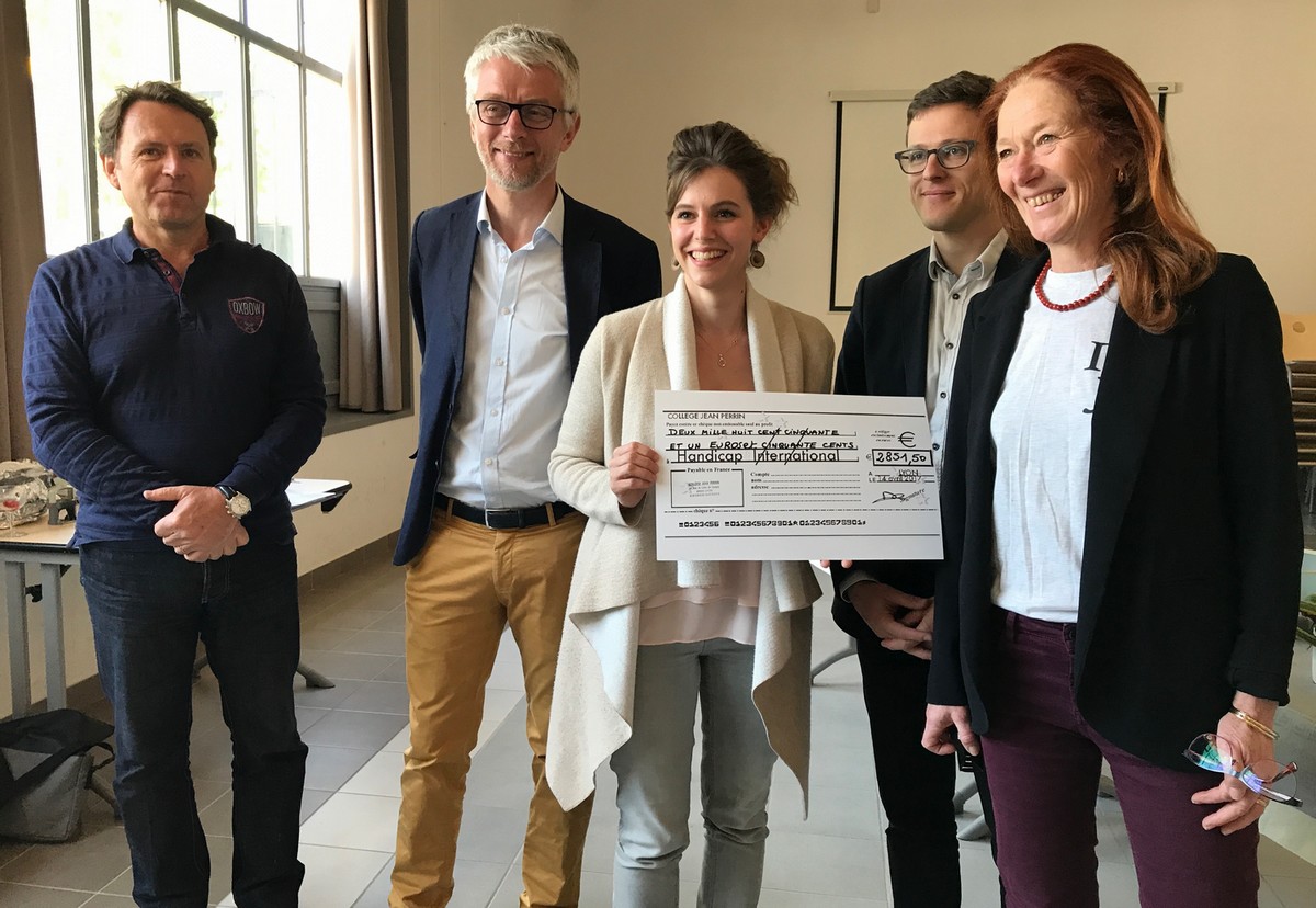 Remise du chèque à Handicap International après le cross solidaire du collège Jean-Perrin à Lyon © D.R.
