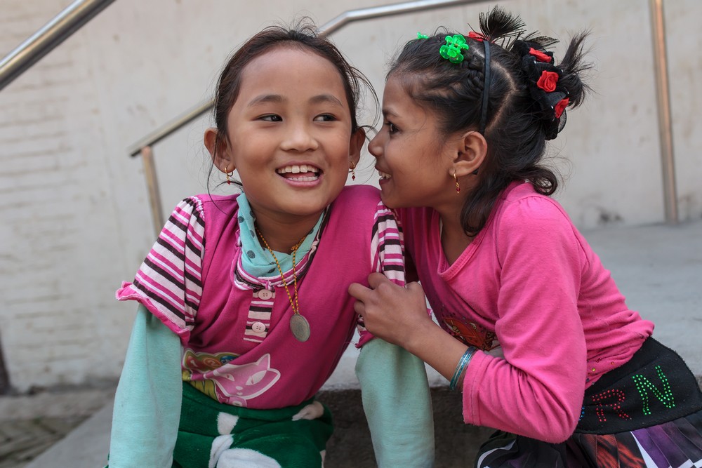 Nirmala et Khendo, victimes du tremblement de terre au Népal, suivent des séances de réadaptation avec Handicap International. Elles devraient bientôt pouvoir retourner à l’école. © Lucas Veuve / Handicap International