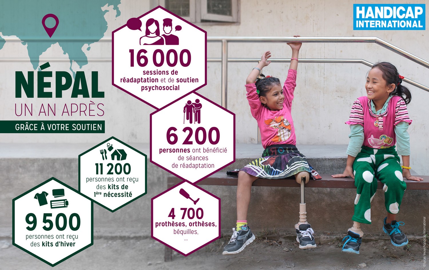Infographie chiffrée sur l'intervention menée par Handicap International un an après le séisme du 25 avril 2015 © Marjolaine Michalon / Handicap International (photo © Lucas Veuve / Handicap International)