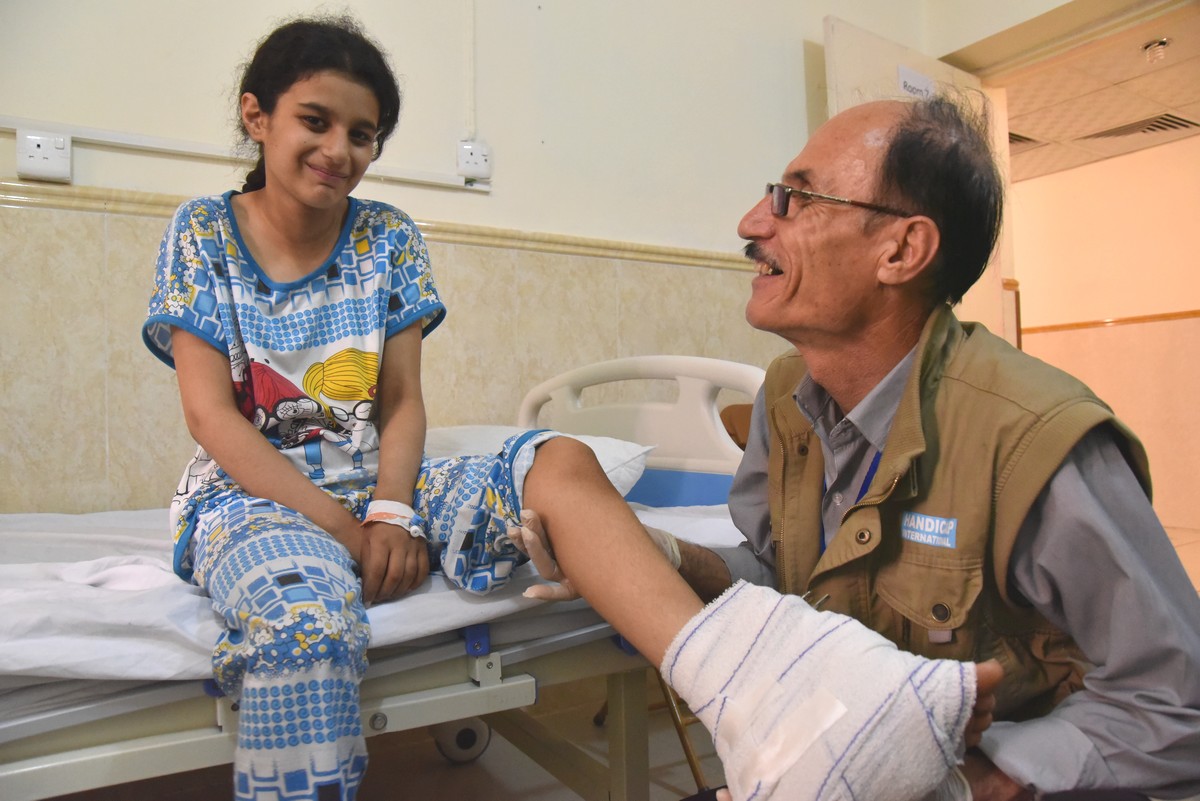 Sarah Lors de sa session de réadaptation avec Salam à l’hôpital de Hamdaniyah © T. Mayer / Handicap International