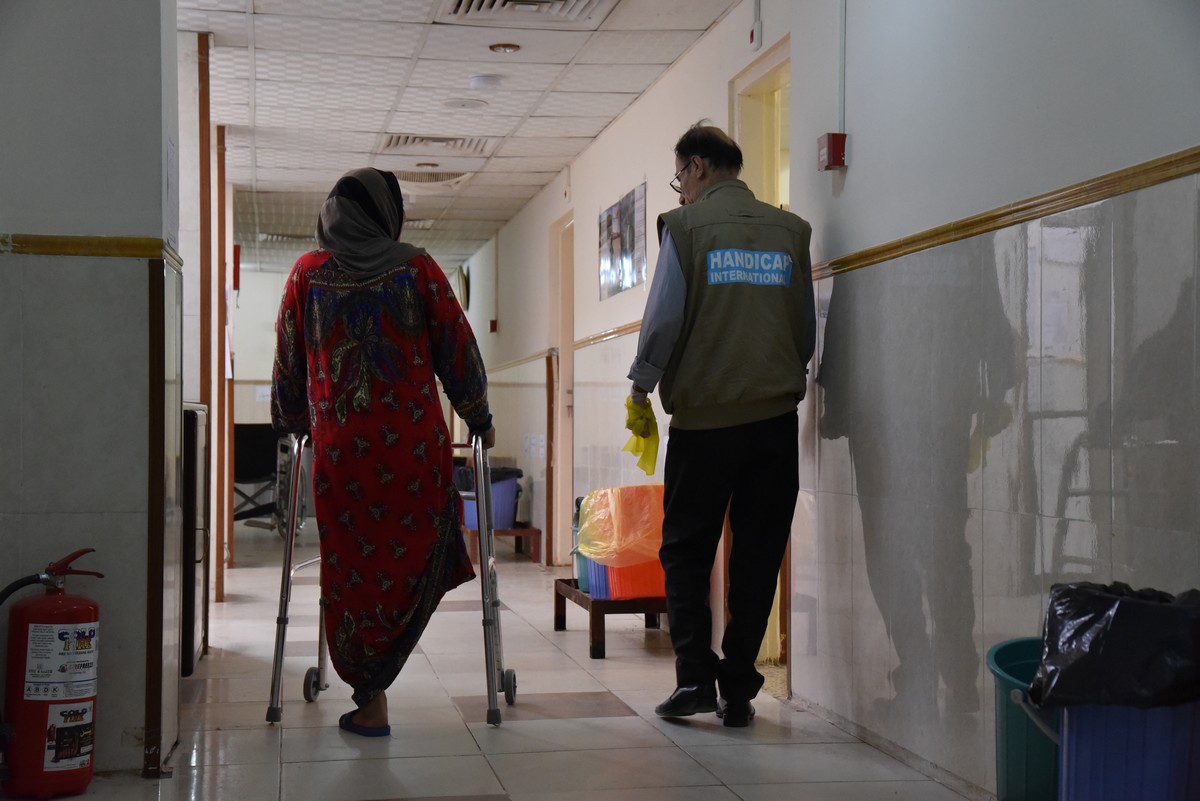 Widad et Salam, le kiné de Handicap International, dans l’hôpital de Hamdaniyah en Irak © T. Mayer / Handicap International