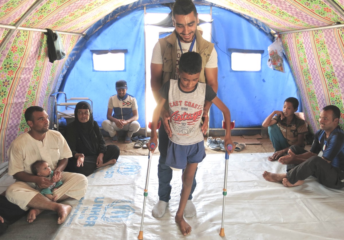 Abdel Rahman et Mohammad, lors d'une session de réadaptation © E. Fourt / Handicap International