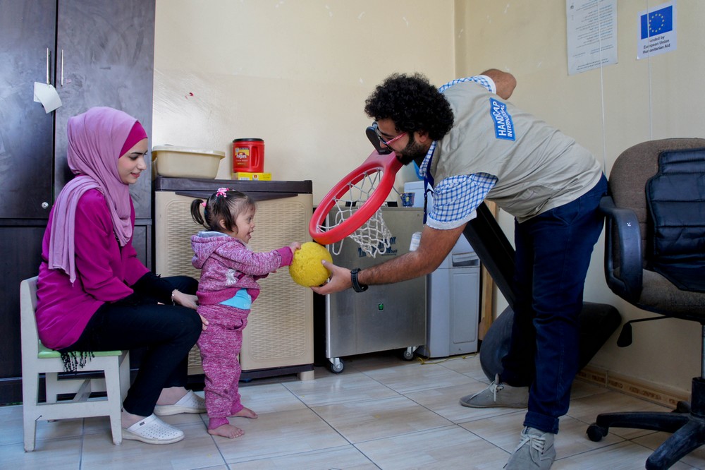 En Jordanie, Firial, 3 ans, bénéficie de séances de kinésithérapie avec Handicap International