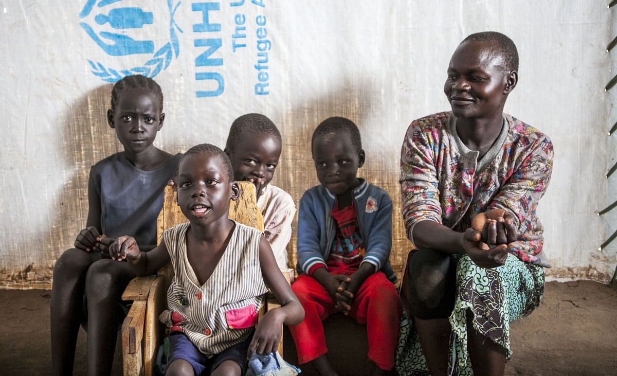 Rose avec ses enfants dans le camp de réfugiés de Kakuma au Kenya © P. Meinhardt / Handicap International