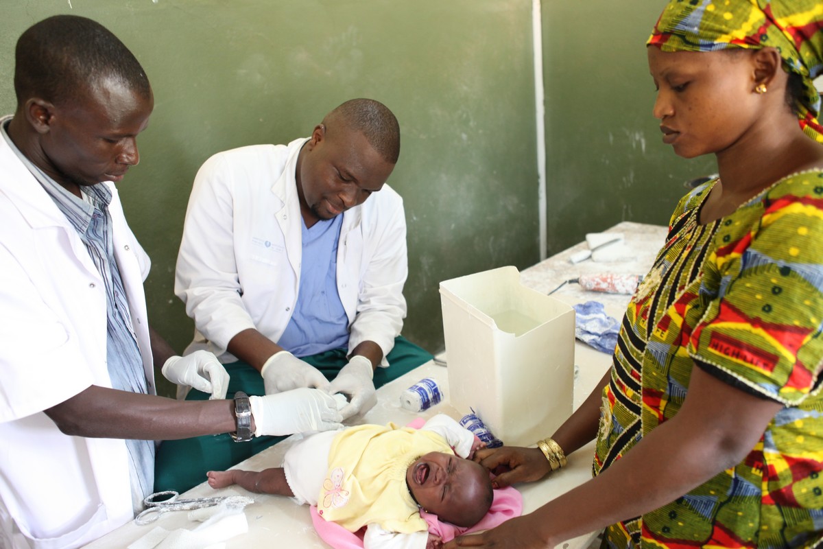 Prise en charge d'un enfant au Mali © S. Rieussec / Handicap International