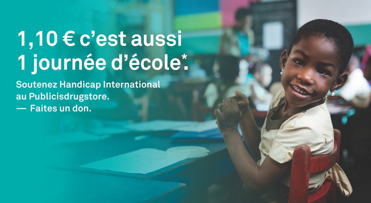 Au Publicisdrugstore des Champs-Élysées, un don en caisse pour Handicap International, c'est simple, rapide et discret ! © Régis Binard / HI