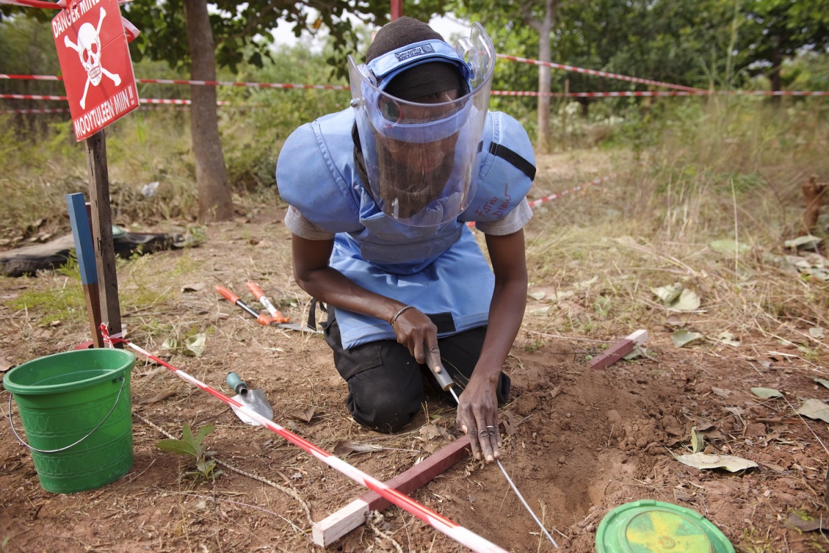 Le métier de démineur est une passion pour Fatou, 31 ans, qui contribue à sauver des vies en Casamance au Sénégal pour Handicap International © J-J. Bernard / Handicap International