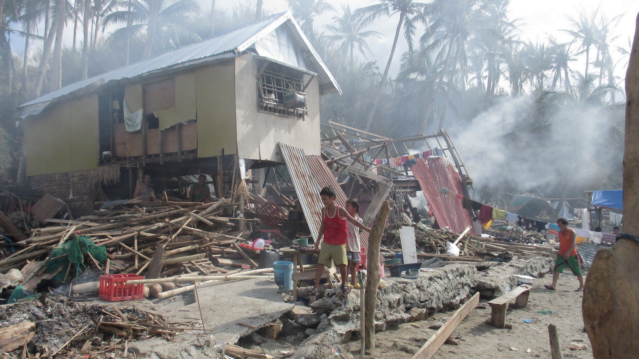 Handicap International Philippines. Maison détruite fin novembre 2014 par le typhon Hagupit dans la province de Samar. © Handicap International