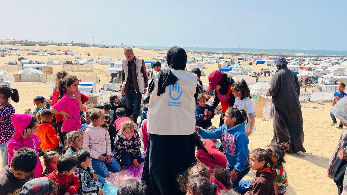 Activités récréatives à Rafah Dans un camp de personnes déplacées au sud de Rafah, des bénévoles de Handicap International proposent des activités ludiques dans le but d'apaiser les enfants profondément perturbés par les bombardements.