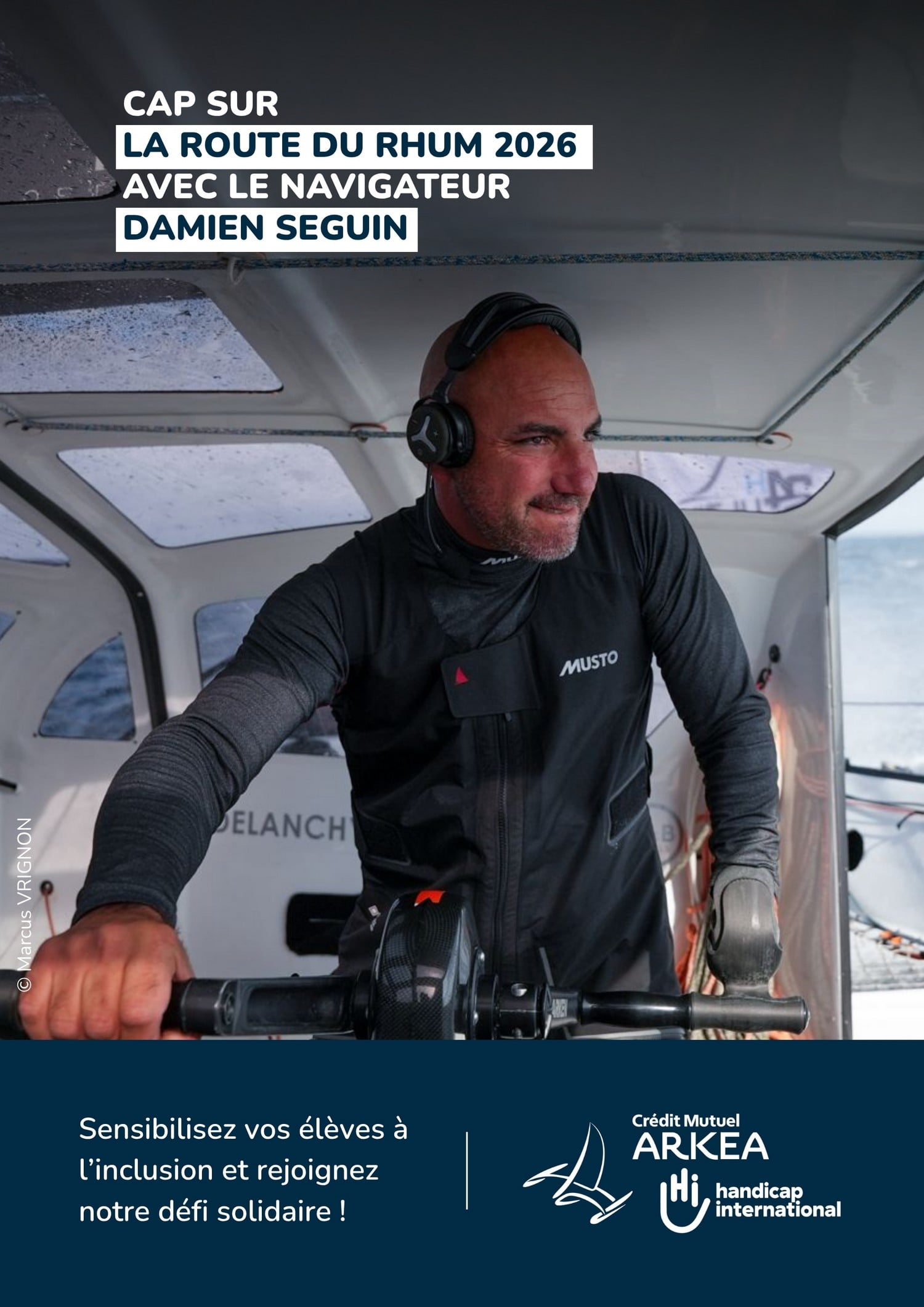 Un skipper en train de manœuvrer sur son bateau