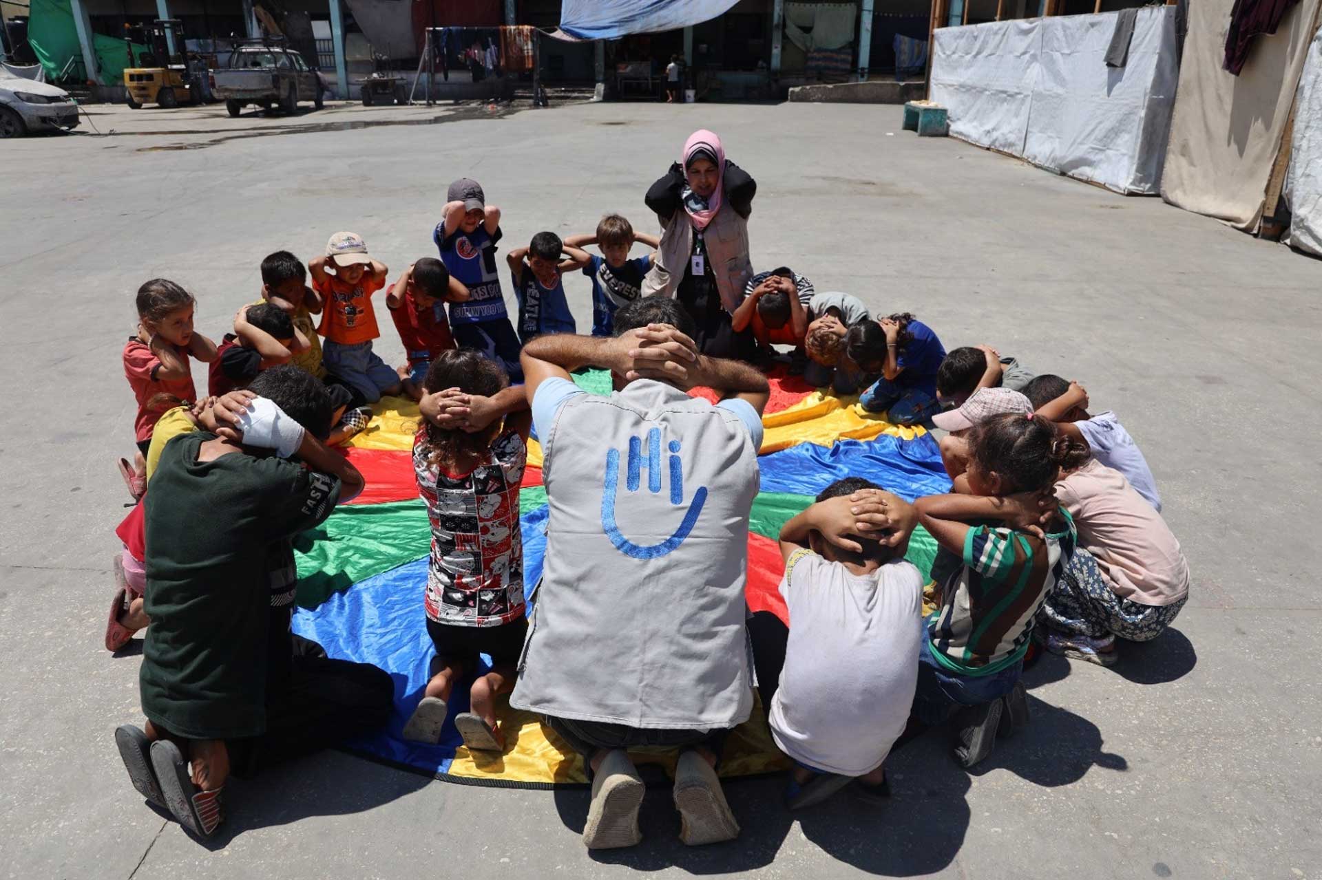 Session de sensibilisation aux risques liés aux munitions explosives dans deux abris d'urgence de la ville de Gaza. A Gaza, des enfants sensibilisés aux risques liés aux munitions explosives dans deux abris d'urgence.