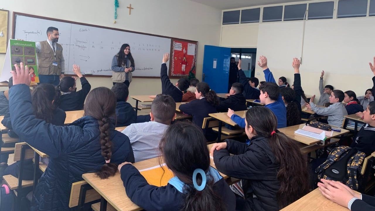 Séance d'éducation aux risques menée par Handicap International dans une école libanaise pour apprendre aux enfants à reconnaître les engins explosifs et à adopter le bon comportement afin d'éviter les accidents.