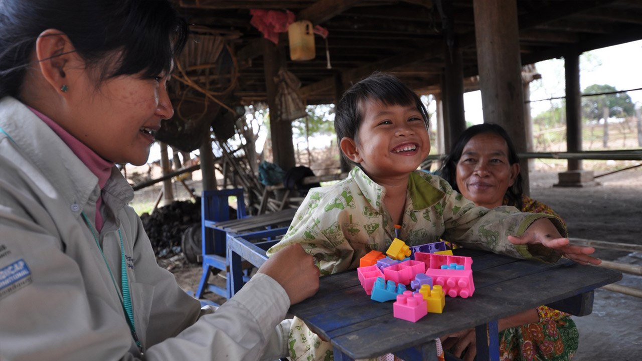 Handicap International Cambodge. Khana, 5 ans, atteinte d’infirmité motrice cérébrale