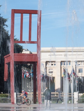 Sculpture "Broken Chair" sur la place des Nations à Genève, devant le siège européen de l'ONU. © C. Parodi / HI