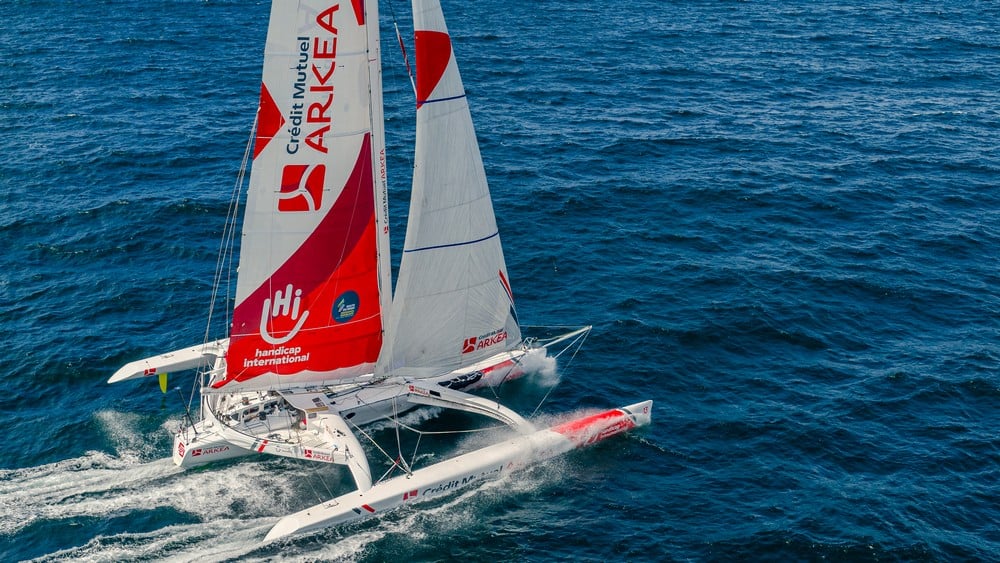 Vue d'un drone d'un trimaran rouge et blanc en mer