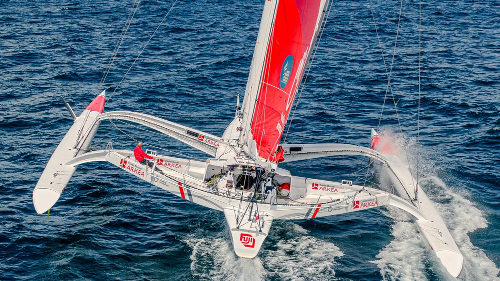 Vue d'un drone du trimaran "Arkéa - Handicap International" rouge et blanc de Damien Seguin