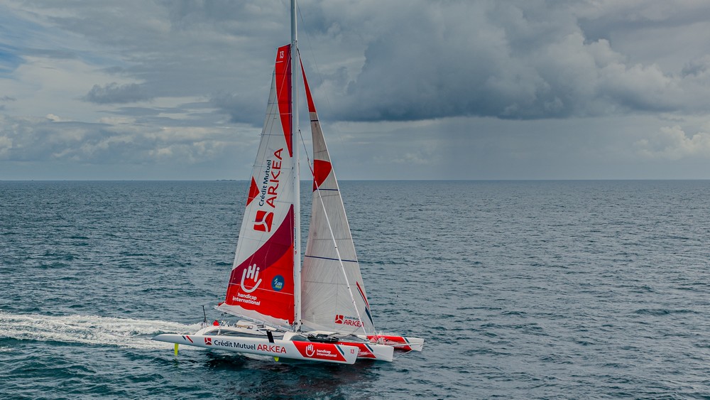 Vue d'un drone d'un trimaran rouge et blanc en mer