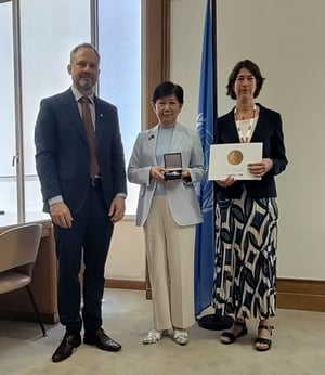 Au centre de la photo, Izumi Nakamitsu entourée des représentants de HI et ICBL, le 19 juin 2026 à Genève. © HI