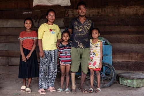 Nga Nao, agriculteur de 33 ans et victime d'une mine, vit avec sa femme et ses trois enfants dans la région de Preah Vihar, dans le nord du Cambodge, à quelques kilomètres de la frontière avec la Thaïlande. © A. Larcan / HI