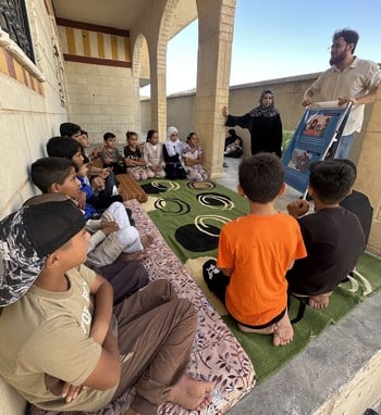 En Syrie, sensibilisation de jeunes aux risques posés par les restes explosifs de guerre.