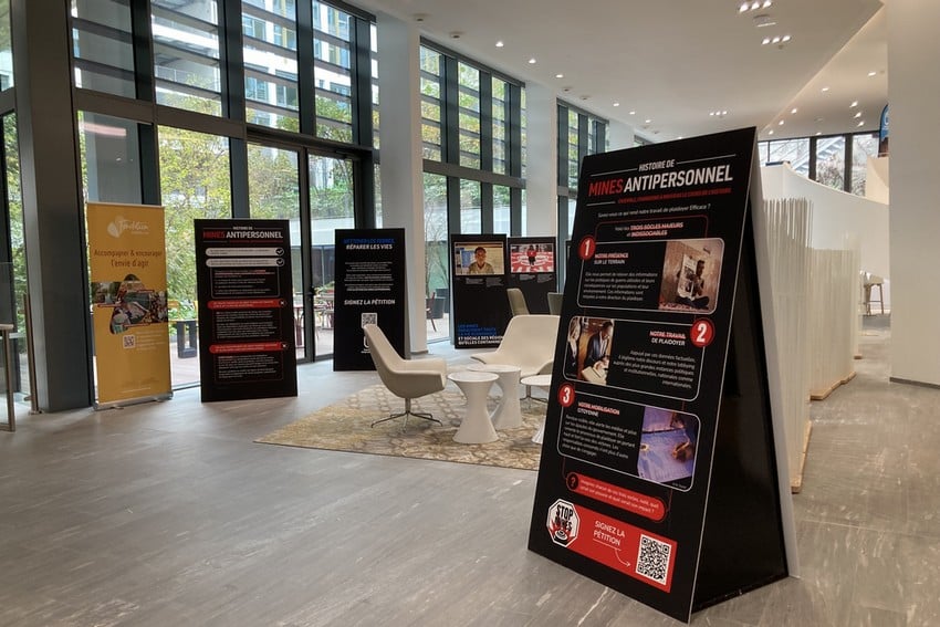 Exposition photo dans un grand couloir d'entreprise.