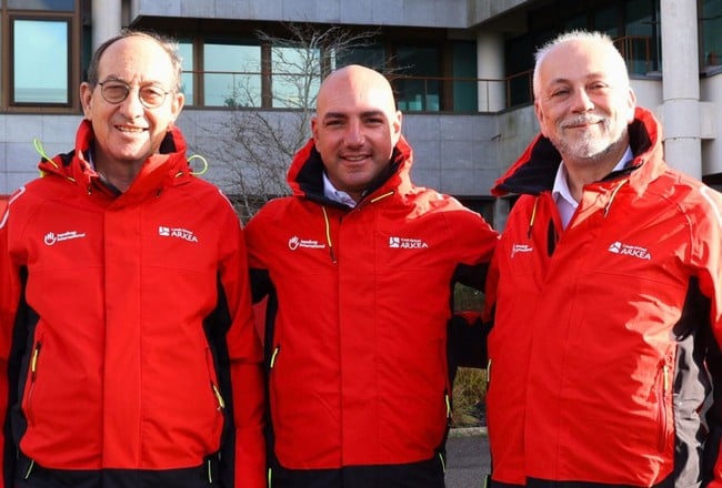 De gauche à droite : Jean-Noël Dargnies, Président fédéral Handicap International / Humanity & Inclusion, Damien Seguin et Julien Carmona, Président du Crédit Mutuel Arkéa. © Arkéa