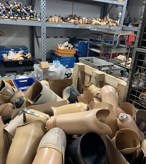 Composants orthopédiques rangés dans un atelier de reconditionnement de prothèses près de Lyon.