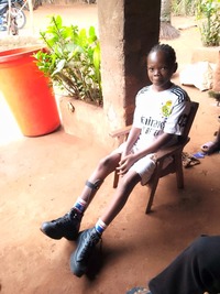 Véro porte son orthèse tous les jours pour marcher et jouer. © HI