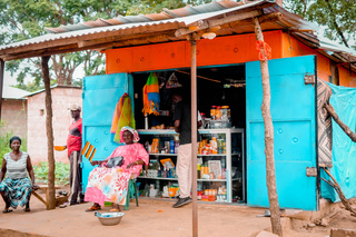 La boutique de Famara est aussi un lieu de rencontre pour les habitants du village. © A. Faye / HI