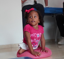 Milagros fait des exercices avec un coussin dans les installations de Handicap International en Colombie. © J-M. Vargas / HI