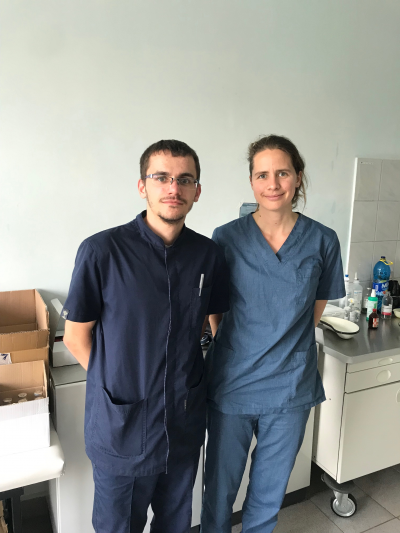 Rostyk (à gauche), assistant en kinésithérapie et Violette, responsable de la réadaptation d'urgence de Handicap International en Ukraine