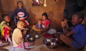 À Madagascar, Nahy et sa famille déjeunent ensemble dans leur maison. © R. Crews / HI