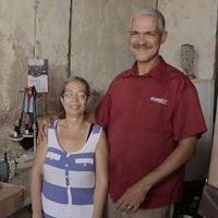 Pedro et sa femme dans la tapisserie familiale, à Santiago de Cuba