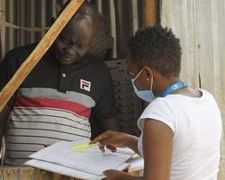 Racheal Njiru, cheffe de projet développement inclusif pour Handicap International au Kenya, en train de travailler