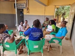 Groupe de parole du Réseau africain pour le bien-être et la résilience. © L. Mensah / HI Groupe de parole du Réseau africain pour le bien-être et la résilience. © L. Mensah / HI