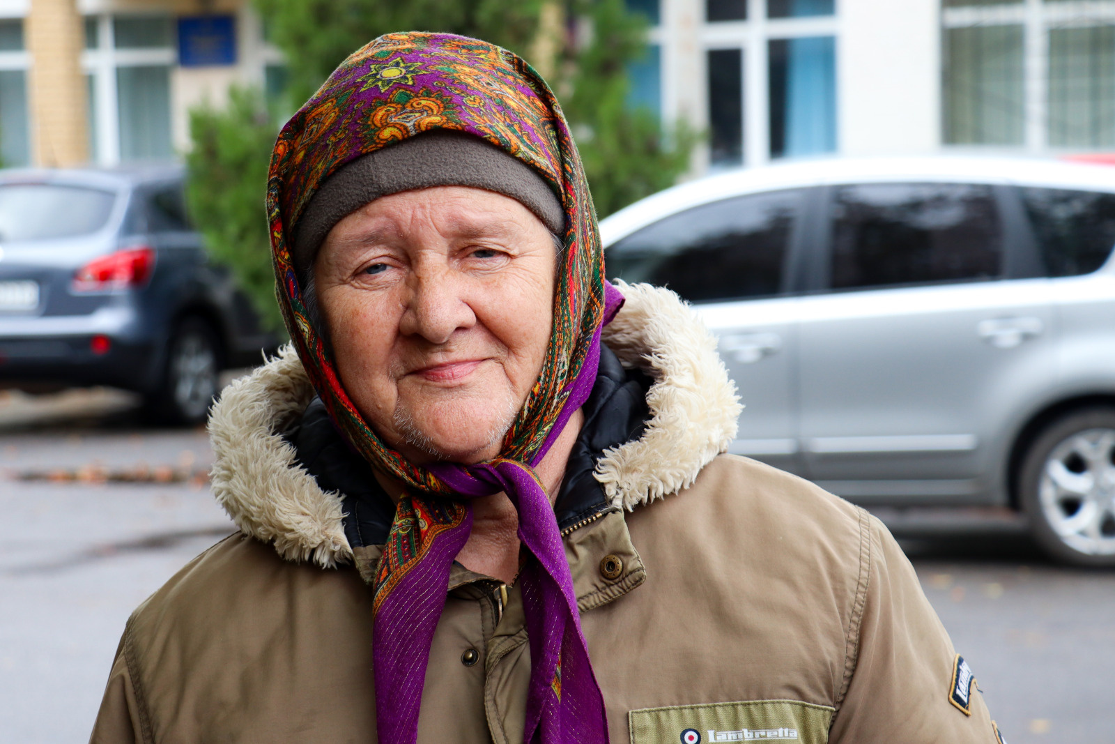 Femme ukrainienne posant dans la rue