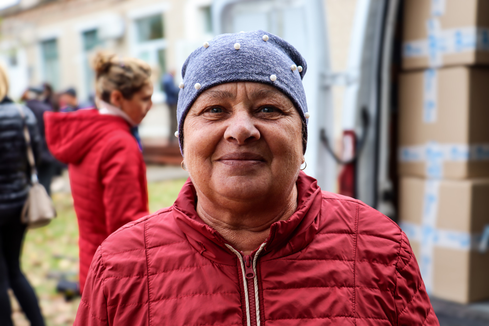 Femme ukrainienne posant dans la rue