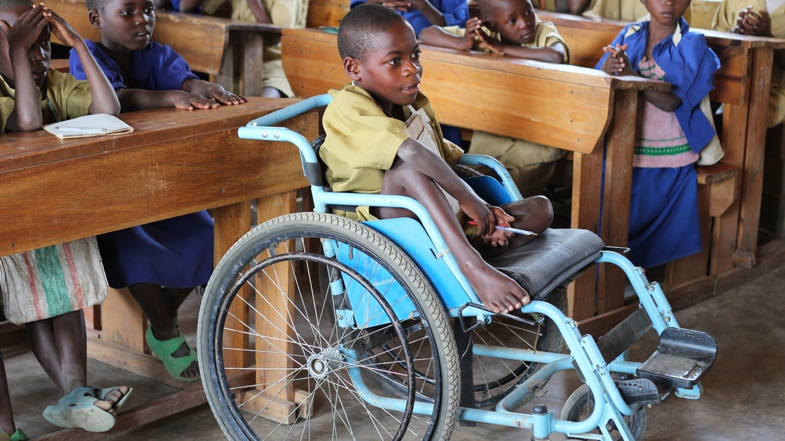 Cet enfant a reçu un fauteuil roulant dans le cadre du programme d’éducation inclusive de HI, ce qui lui a permis de commencer à fréquenter l’école l’année dernière - HI Rwanda