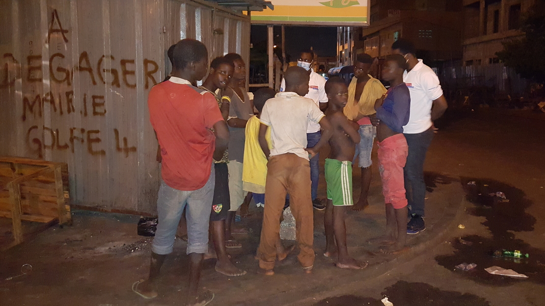 Enfants des rues à Lomé au Togo lors des maraudes organisées par Handicap International en mai 2020