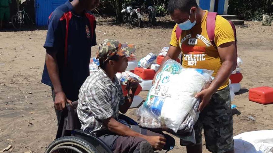 Entre le passage du cyclone Batsirai et celui du cyclone Emnati, les équipes de Handicap International distribuent des kits d’urgence aux populations affectées et aux Malgaches en situation de handicap