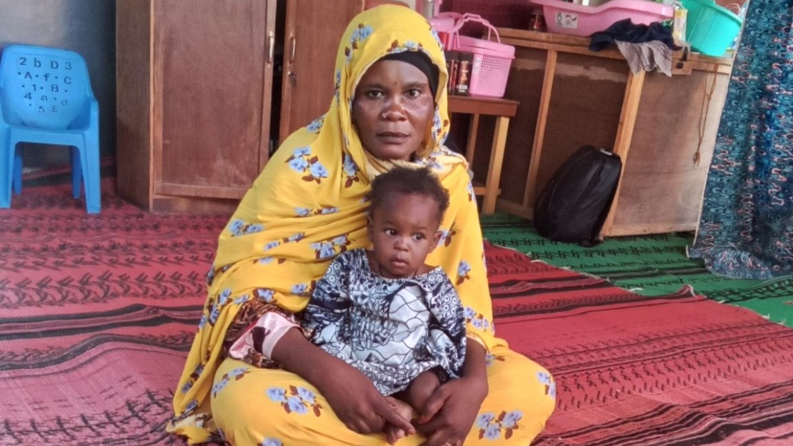 Une mère et sa fille participent à des activités récréatives au Tchad dans le cadre de la lutte contre la malnutrition.