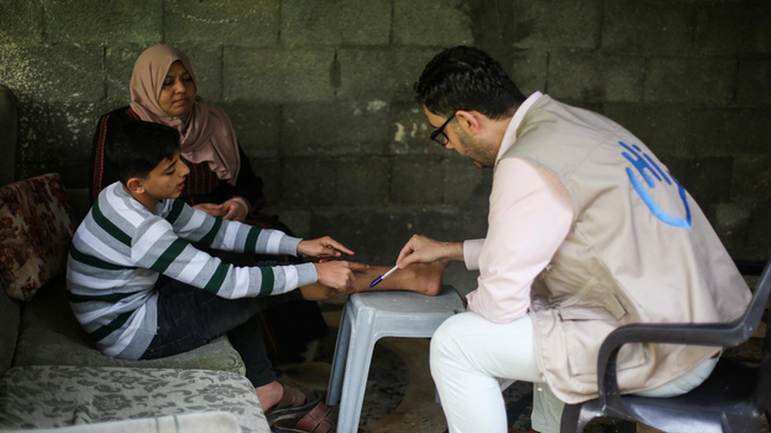 Ahmad est pris en charge par l’équipe mobile des partenaires de Handicap International à Gaza