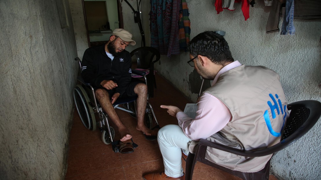 Mazen reçoit chez lui la visite de l’équipe de Handicap International