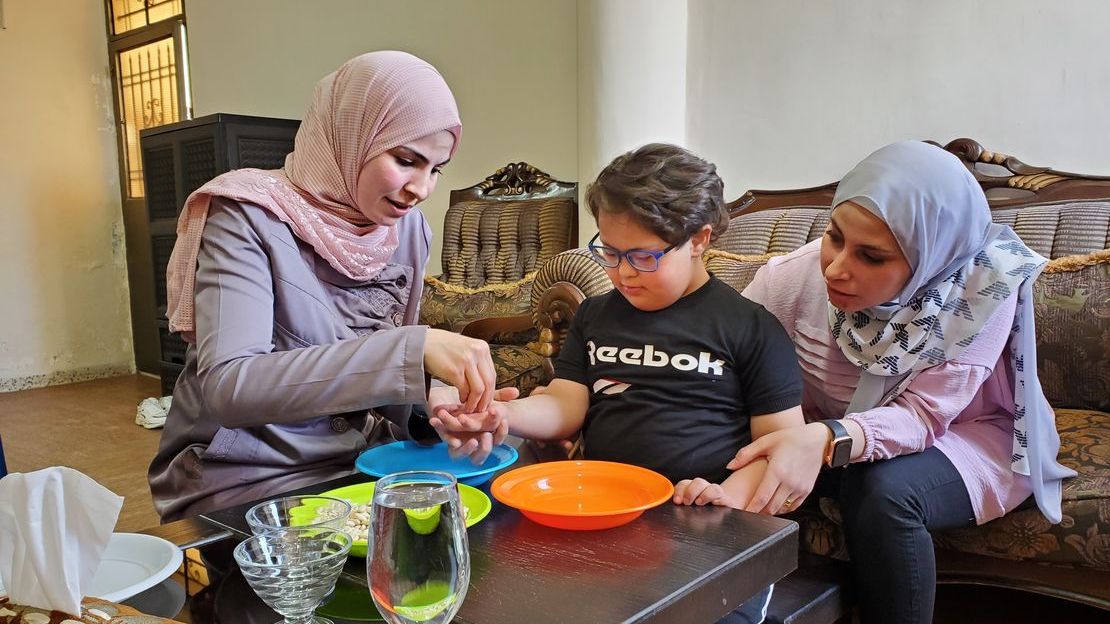 Jawad travaille avec des partenaires de Handicap International en Jordanie lors de la visite à domicile
