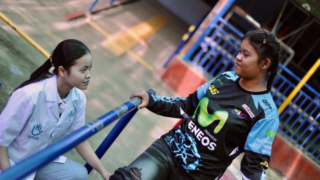 Six prothèses en six ans : le suivi scrupuleux de Sreyka en réadaptation